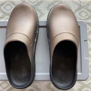 OOFOS Women’s Recovery Clogs size 8 EU 39 Gold color